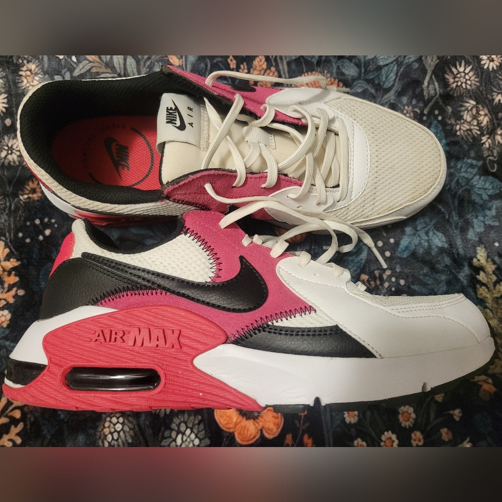 Nike Air Max Women’s Athletic Sneakers White Black Pink